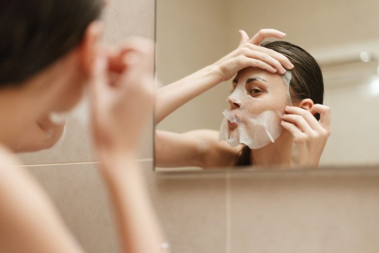 Une femme qui fait sa routine de soins beauté pour sa santé.