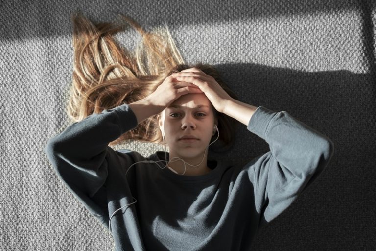 Une jeune fille qui souffre de troubles psychiques.