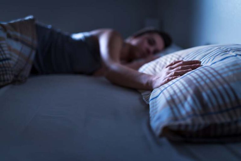 Un homme qui dort seul dans sa chambre car il pratique le divorce du sommeil avec sa femme.