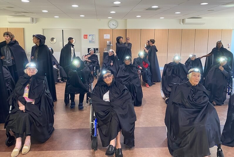 Les résidents de l'ACCPA en pleine répétition du spectacle Miroir Miroir, septembre 2025.