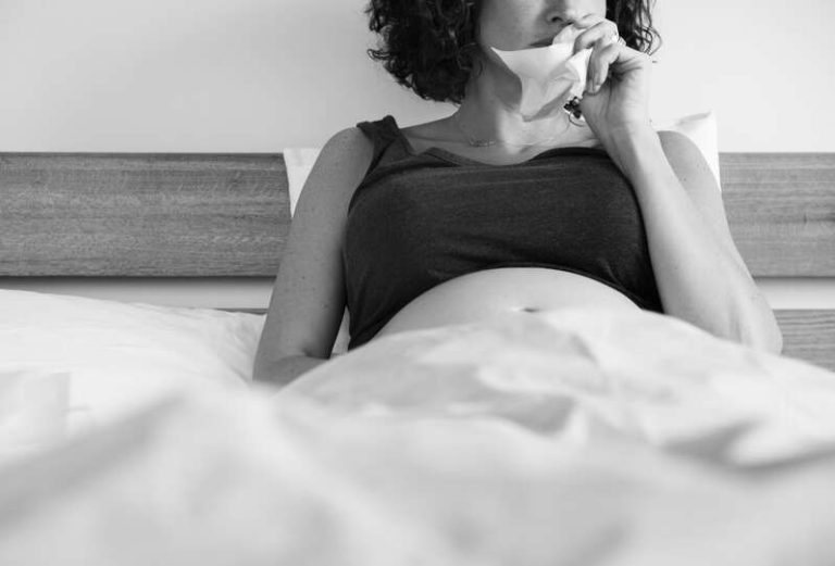Une jeune mère qui souffre de dépression post-partum et d'idées suicidaires.