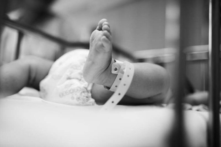 Un bébé hospitalisé en unité néonatale qui ne survit pas sera comptabilisé dans la mortalité infantile et contribuera ainsi à relever le taux en France.