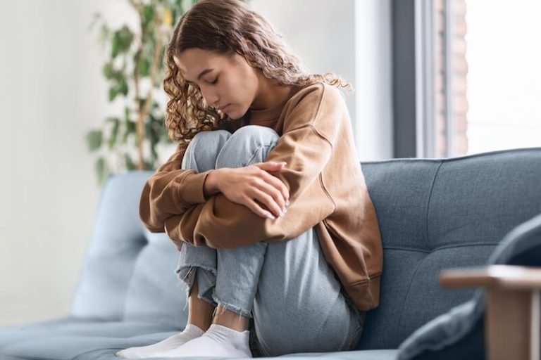 Une jeune fille en proie à la dépression, à laquelle la thérapie cognitivo-comportementale pourrait être une solution