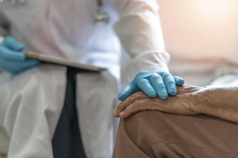 Un médecin réconforte son patient après l’annonce du refus de Leqembi, un traitement présenté comme une avancée contre la maladie d’Alzheimer.