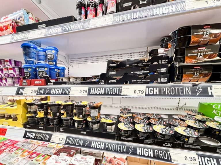 Un rayon de supermarchés rempli de produits à base de protéines ajoutées.