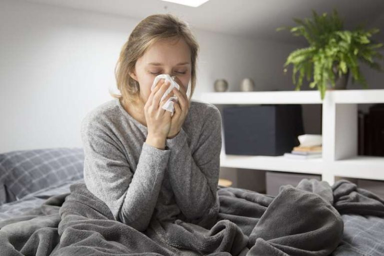 Une femme qui est tombée malade à cause de l'alternance chaud-froid.