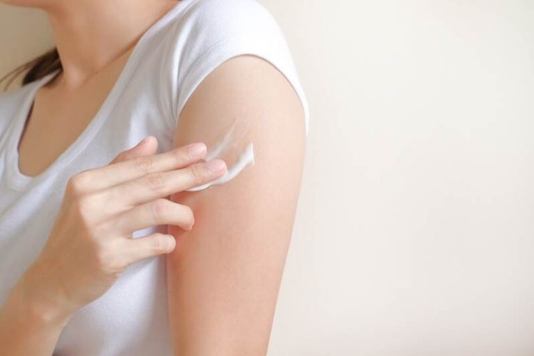 Une femme qui teste le nouveau vaccin sans piqure.