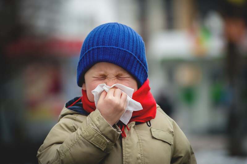 Un enfant qui a attrapé un virus à la rentrée scolaire.