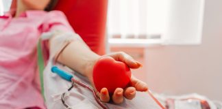 Tout savoir sur le don du sang jeune femme faisant un don de sang à l’hôpital – don de sang
