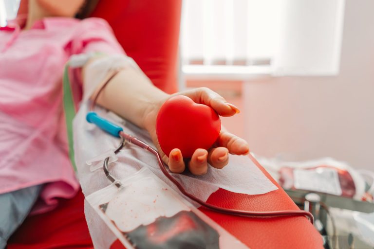 jeune femme faisant un don de sang à l’hôpital – don de sang