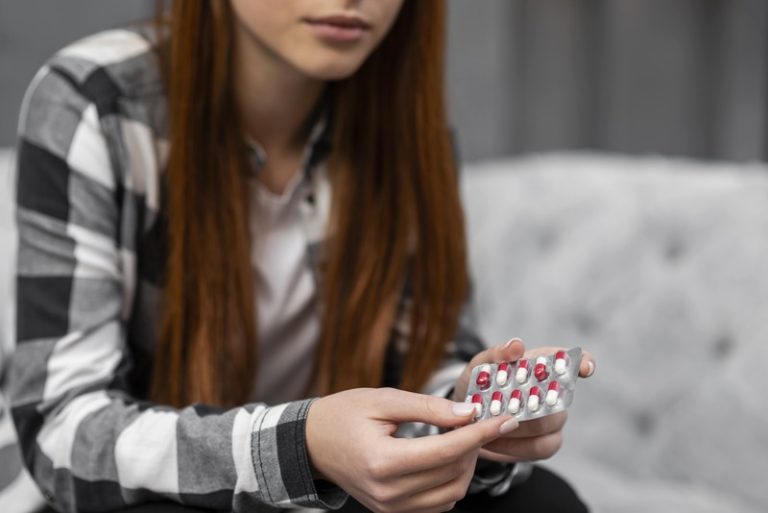 Une jeune qui prend des antidépresseurs sans connaître les effets secondaires.