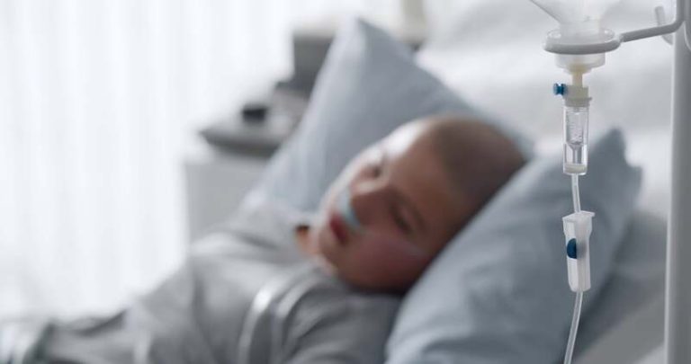 Une jeune femme à l'hôpital pendant son traitement contre un cancer.