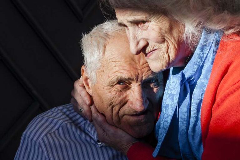 Un couple de personnes âgées en perte d'autonomie.