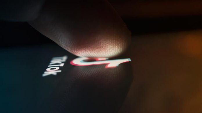 Comment les algorithmes des réseaux sociaux influencent-ils la santé mentale des jeunes Ma Santé Une jeune fille qui clique sur l'application tiktok pour y retrouver des contenus problématiques.