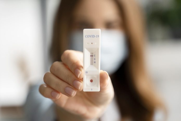Covid-19 quelle région française est la plus touchée par la reprise en ce moment Ma Santé Une femme vient d’apprendre que son test PCR au Covid-19 est positif.