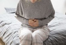 Diarrhée, ballonnement… Et si c’était le syndrome de l’intestin irritable ? Une jeune femme qui souffre de maux de ventre, de diarrhées et de ballonnements à cause du syndrome de l'intestin irritable.