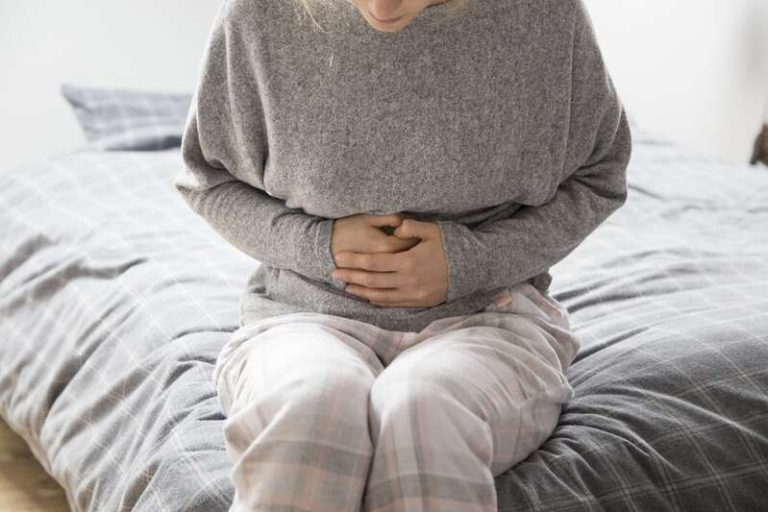 Une jeune femme qui souffre de maux de ventre, de diarrhées et de ballonnements à cause du syndrome de l'intestin irritable.