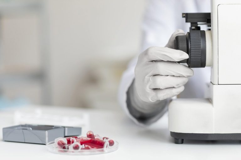 Un chercheur qui étudie du sang menstruel pour identifier des marqueurs qui permettraient de détecter l'endométriose avant l'apparition des premiers symptômes douloureux.