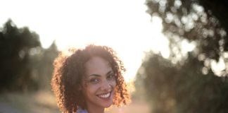 Et si on arrêtait de courir après le bonheur ? Une femme qui a réussi à trouver le bonheur en arrêtant de lui courir après.