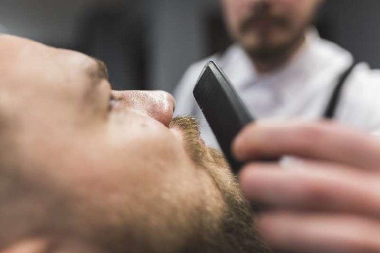 Un homme dans une clinique qui étudie la possibilité d'une greffe de barbe à l'étranger.
