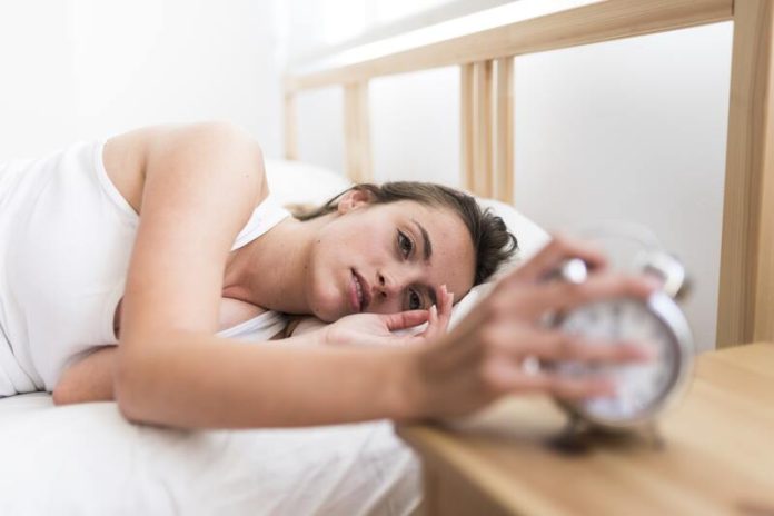 Une femme qui a mal partout et qui a du mal à se lever.