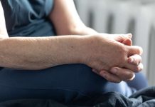 Une femme de plus de 50 ans qui souffre de rhizarthrose, l'arthrose de la main.