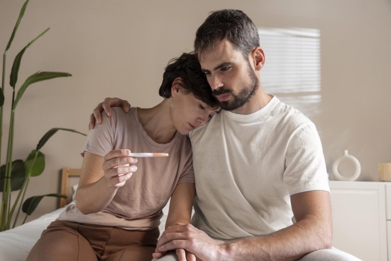 Un couple qui peine à avoir un enfant à cause des perturbateurs endocriniens et de la pollution.