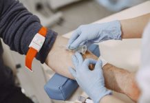 Un homme qui participe aux tests sanguins Galleri pour dépister un potentiel cancer.