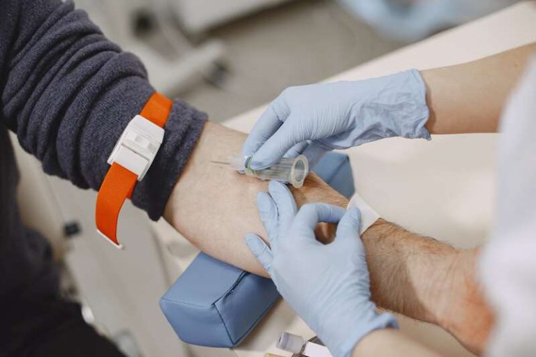 Un homme qui participe aux tests sanguins Galleri pour dépister un potentiel cancer.