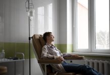 Un jeune homme, atteint d'un cancer, en pleine séance de chimiothérapie.