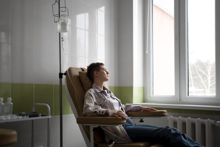 Un jeune homme, atteint d'un cancer, en pleine séance de chimiothérapie.