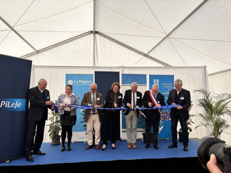 Les parties prenantes du projet de modernisation du site de production de compléments alimentaires de Saint-Bonnet-de-Rochefort sont sur la scène pour couper le ruban et signer la fin officielle du projet.