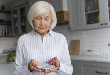 Une personne âgée qui prend du paracétamol alors qu'elle souffre d'une insuffisance rénale.
