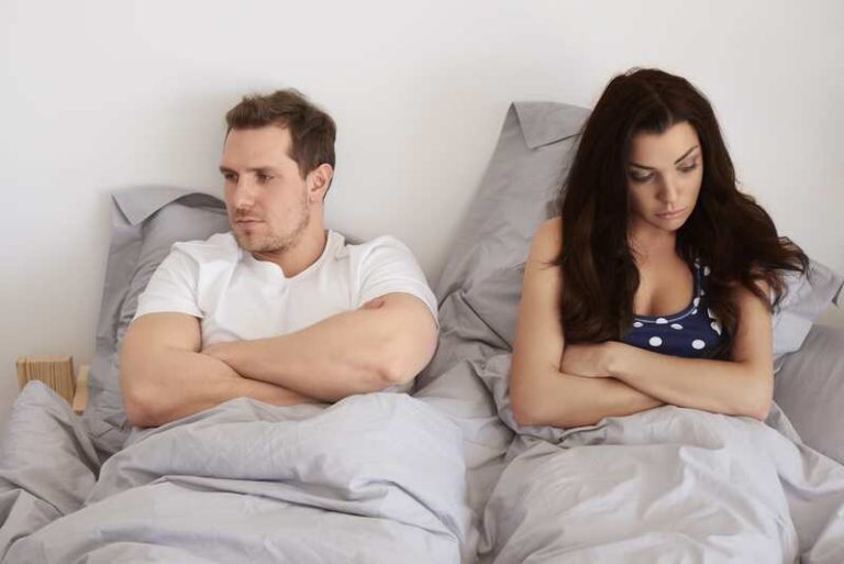 Un couple qui ne se touche plus à cause de leur incompatibilité sexuelle.