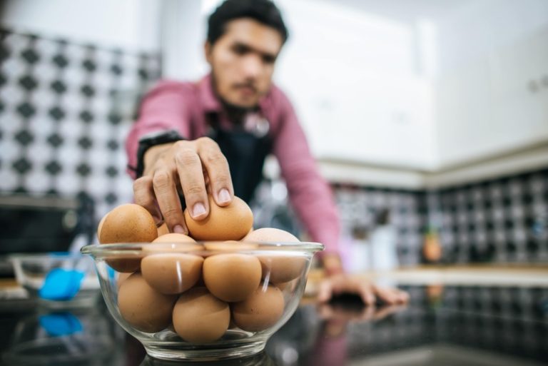 Un homme qui s'interroge sur sa consommation d'œuf par jour.