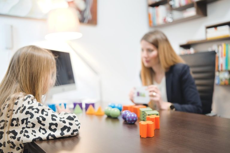 Une fillette en consultation médicale pour évaluer un possible trouble du spectre de l’autisme.