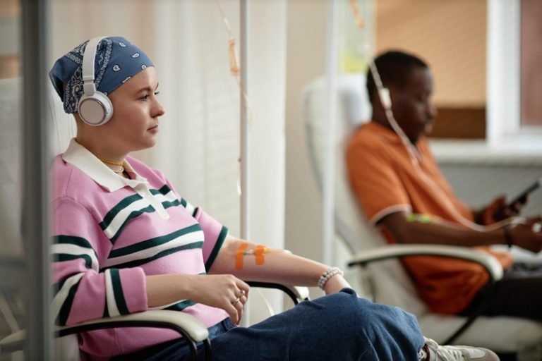 Une jeune femme de moins de 40 ans pendant une séance de chimiothérapie à la suite de son diagnostic précoce de cancer du sein.