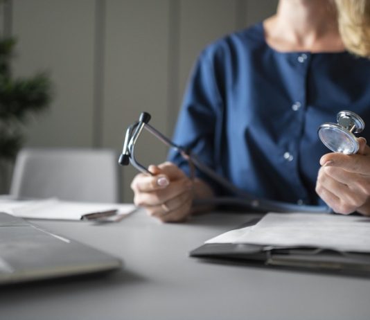 Une médecin qui attend des salariés pour leur visite médicale.