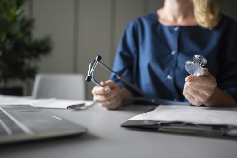 Une médecin qui attend des salariés pour leur visite médicale.