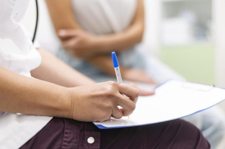 Un étudiant en médecine qui prend note de la nouvelle réforme des études de santé.