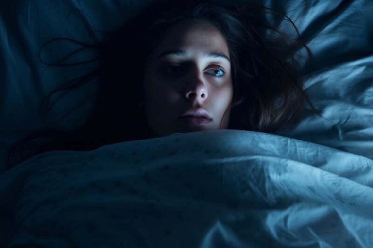 Une femme qui n'arrive pas à dormir la nuit et qui a beaucoup d'idées noires.