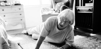 Séniors : une simple chute pourrait annoncer la maladie d’Alzheimer Une personne qui tombe beaucoup, sans savoir que c'est peut-être un signe avant-coureur de la maladie d'Alzheimer.