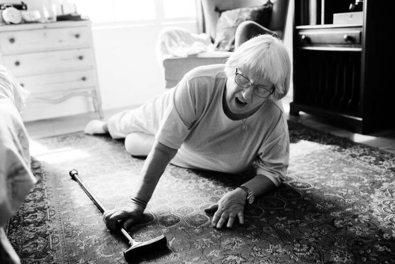 Une personne qui tombe beaucoup, sans savoir que c'est peut-être un signe avant-coureur de la maladie d'Alzheimer.