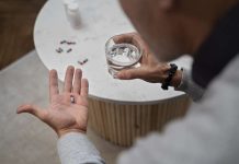 Tramadol : quels sont les vrais dangers de cet antidouleur très prescrit ? Un homme qui souffre de douleurs chroniques et qui prend régulièrement du tramadol pour la calmer ; sans connaître le danger de cet opioïde.