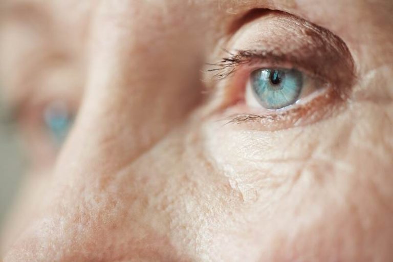 Une femme qui souffre de DMLA atrophique sèche et qui expérimente l'implnat sous-rétinien pour recouvrer la vue.
