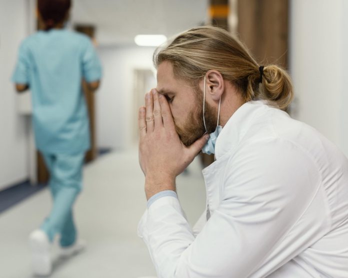 Un tiers des médecins et infirmiers européens en détresse psychique cri d’alarme OMS Ma Santé Un médecin au bord du burn-out qui souffre de symptômes dépressifs.