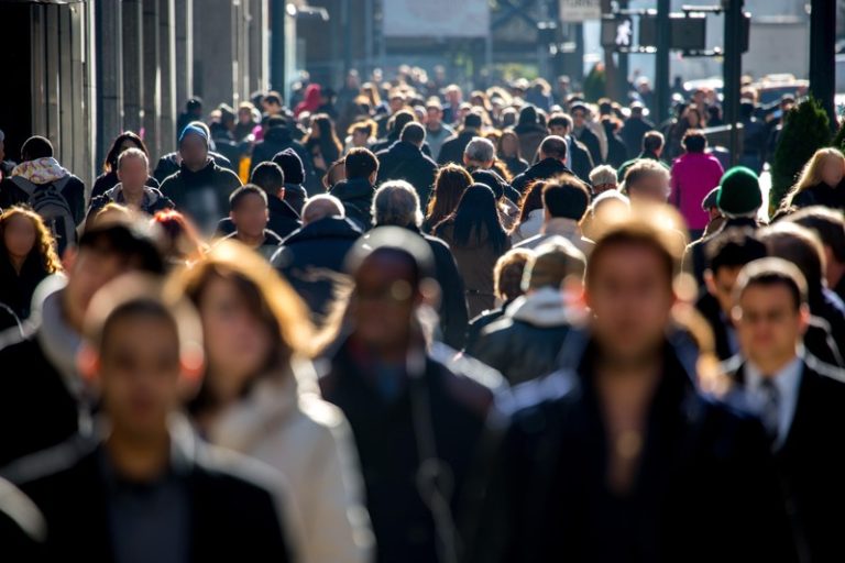 Une foule de gens potentiellement à risque face à l'épidémie de grippe.
