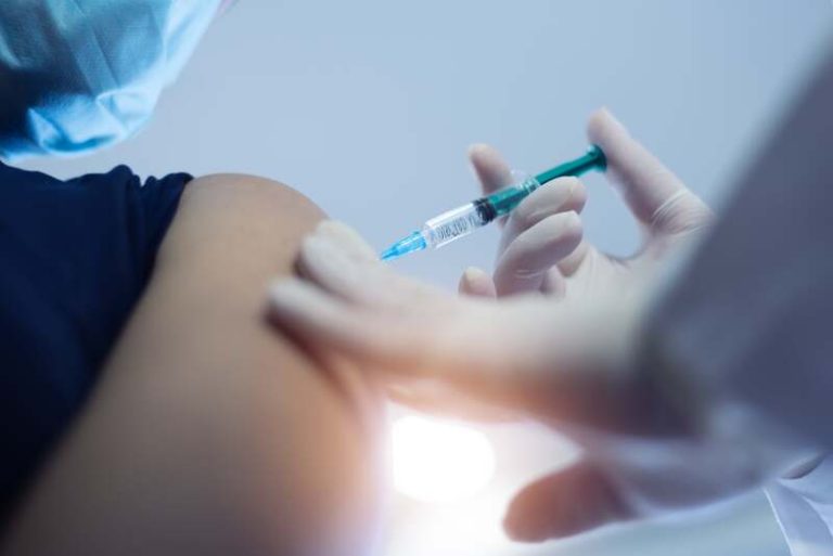 Une personne à risque qui est allé en pharmacie pour se faire vacciner contrema grippe et ainsi se protéger pour l'épidémie à venir.