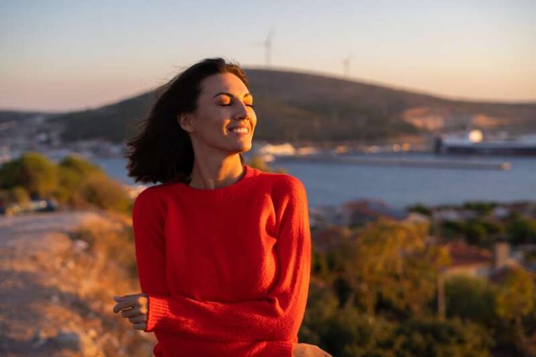 Une femme qui sait comment être heureuse seule.