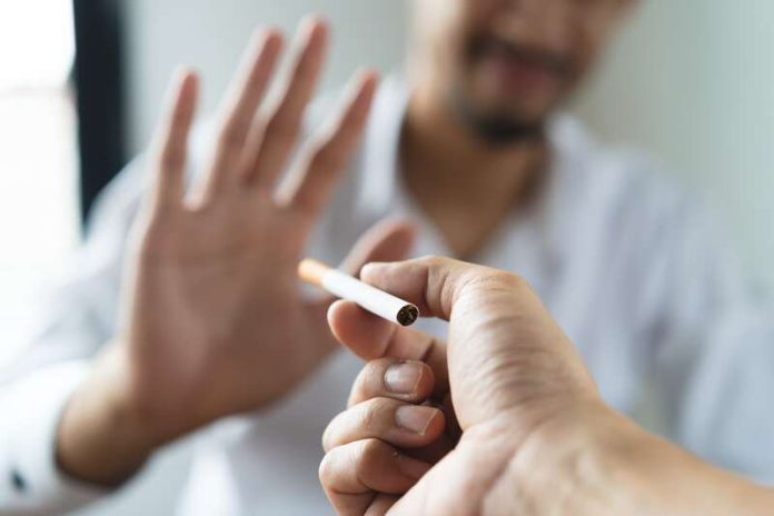est ce que les jeunes fument ils de moins en moins et vapotent ils plus Ma Santé Un jeune homme qui refuse une cigarette car il a décidé d'arrêter de fumer.